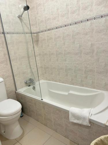 Koupelna v ubytování Casa da Praia em Olhos de Água a 50 metros da Praia