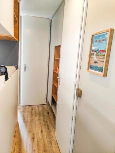 a hallway with a door leading to a closet at Mobilhome 6p camping le bois dormant in Quend-Plage