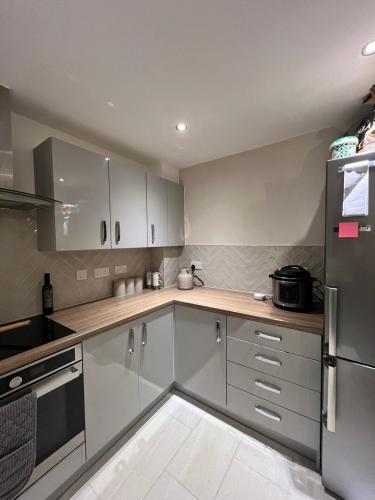 Dapur atau dapur kecil di Modern and Bright 3BD House