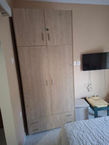 a large wooden cabinet in a bedroom with a bed at Zoesappartment in Perea