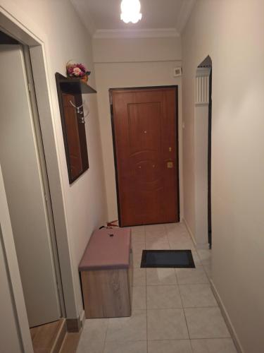 a hallway with a brown door and a wooden box at Zoesappartment in Perea