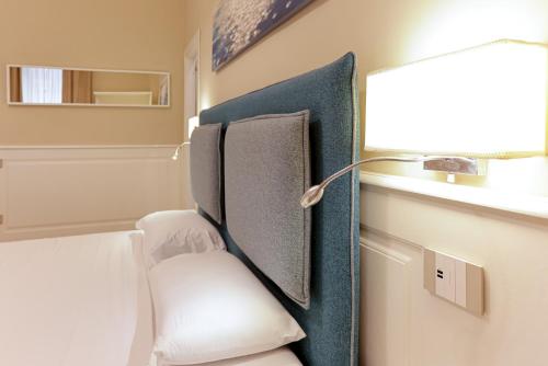 Habitación con silla blanca y lámpara en Il Centrale, en Nápoles