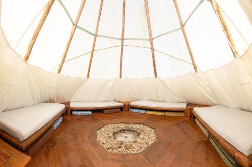 a room with two beds in a yurt at Teepee a karavanové stání Koupálo Janovičky in Heřmánkovice