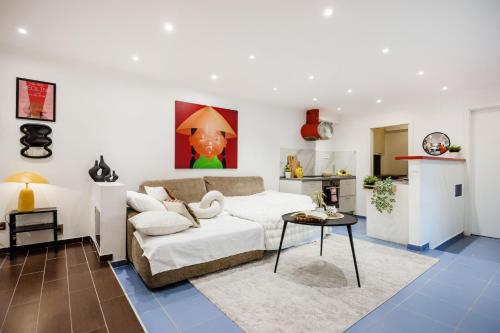 a living room with a couch and a table at Wellness Private Space in Gozdu with Jacuzzi in CBD in Budapest