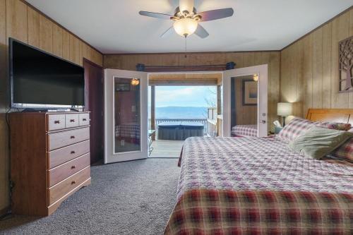 une chambre avec un lit et une télévision à écran plat dans l'établissement Mountain Overlook Supercabin, à Rileyville