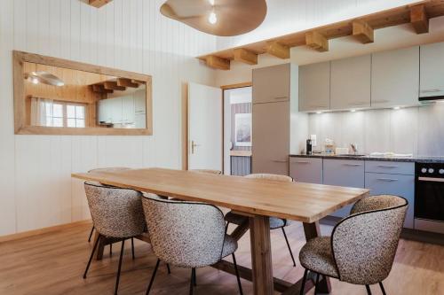 Кухня или мини-кухня в Hidden Retreats Grand Lookout Boutique Chalet
