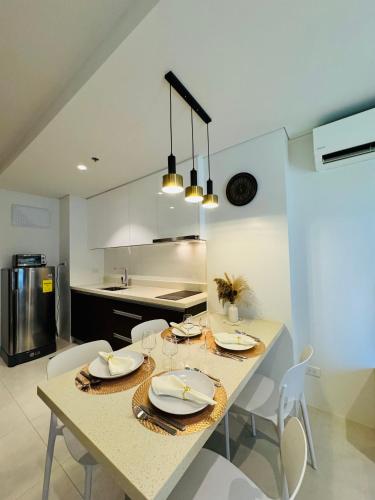 Η κουζίνα ή μικρή κουζίνα στο Tambuli Seaside Living Condominium -Private Host Tower D