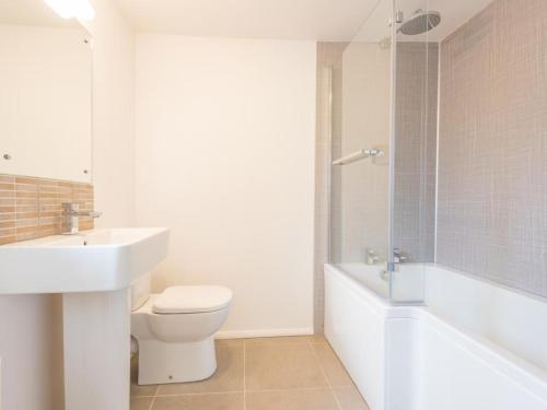 e bagno con lavandino, servizi igienici e vasca. di 2 Bed in Bassenthwaite SZ415 a Bassenthwaite