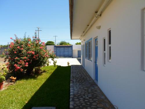 a side view of a house with a walkway at Hotel y Suites Del Paci­fico in Salina Cruz
