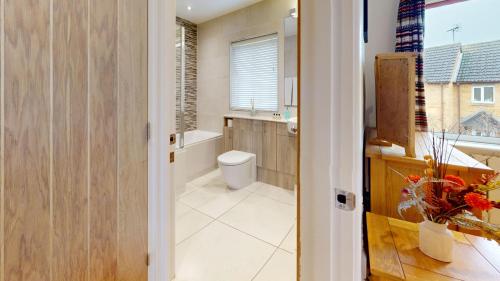 une salle de bain avec toilettes et lavabo dans l'établissement Cherry Tree Cottage, à Bicester