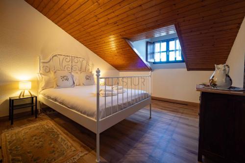 Un dormitorio con una cama blanca con techo de madera. en Llagar De Torretejera By Silastur, en Torretejera