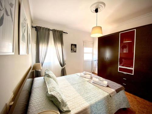 a bedroom with a bed in a room at Villasultana 1 in Chipiona
