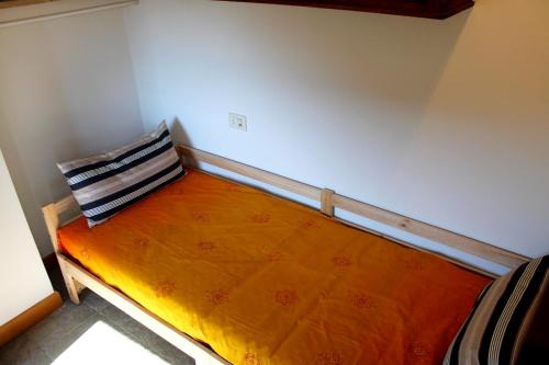 MontaleにあるLa Casa dei Limoni - Montaleの枕付きの部屋のベッド1台