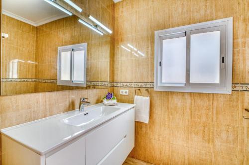 カン・ピカフォルトにあるIdeal Property Mallorca - Auroreの洗面台と鏡のあるバスルーム