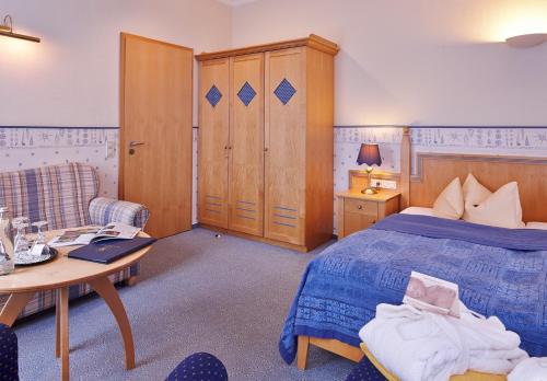 Ein Bett oder Betten in einem Zimmer der Unterkunft Inselhotel VierJahreszeiten