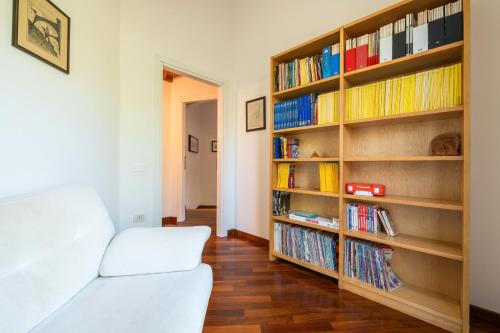 a living room with a book shelf filled with books at Villa Pilato in Poggio Dei Pini