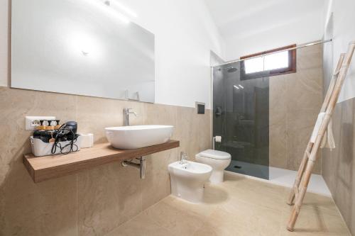 a bathroom with a sink and a toilet at Villa Pilato in Poggio Dei Pini