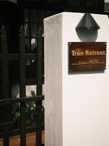 a sign on a iron fence in front of a house at Trốn retreat tại Phú Yên - Nguyên căn gần sân bay, bãi biển 