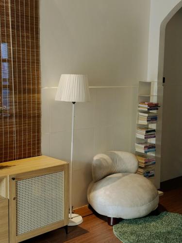 a living room with a lamp and a ottoman at Trốn retreat tại Phú Yên - Nguyên căn gần sân bay, bãi biển 