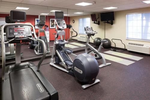 a gym with exercise bikes and tread machines at TownePlace Suites by Marriott Texarkana in Texarkana - Texas