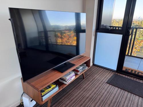 メルボルンにあるBest balcony in St Kildaの窓付きの客室で、大画面薄型テレビが備わります。