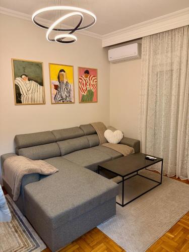 Posezení v ubytování Cozy 2 Bedroom Condo by Waterfront & Metro
