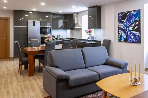 ein Wohnzimmer mit Couch und ein Esszimmer in der Unterkunft Casa da Ladeira in Videmonte