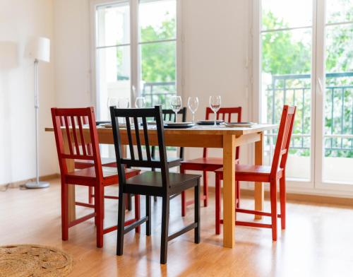 セリにあるCosy Appartement - Val d'Europe - Vallée Shopping - Disneyのダイニングルーム(ワイングラス付きのテーブルと椅子付)