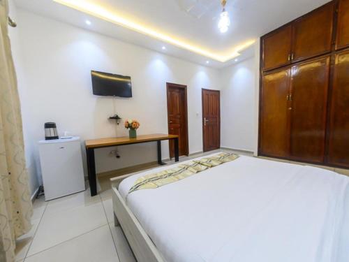 Ένα ή περισσότερα κρεβάτια σε δωμάτιο στο Chambre Senior - RESIDENCE BAHO - Douala Makepe BM