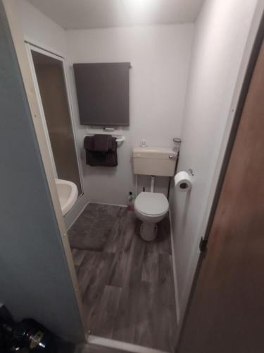 Et badeværelse på Whispering Meadow Sandgate Holiday Park Hemsby