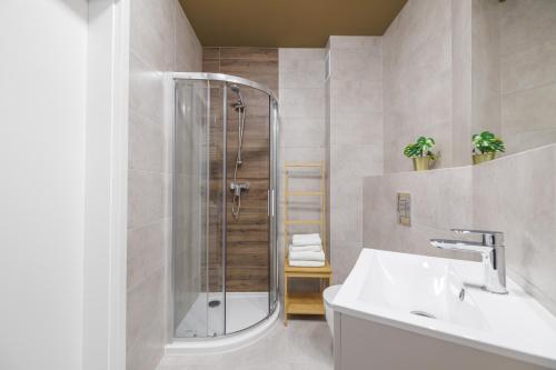 un baño con ducha y lavabo en City Break Portovo, en Gdansk