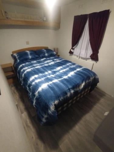 En eller flere senge i et værelse på Whispering Meadow Sandgate Holiday Park Hemsby