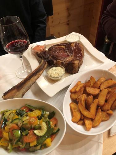 Comida en o cerca de este hotel