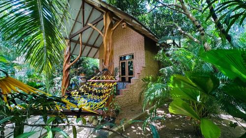 un edificio in mezzo a una foresta di Ama Eco Lodge a Sigiriya