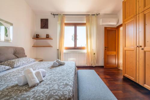 a bedroom with a bed with towels on it at Villa Pilato in Poggio Dei Pini