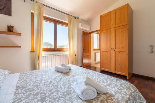 a bedroom with a bed with two towels on it at Villa Pilato in Poggio Dei Pini