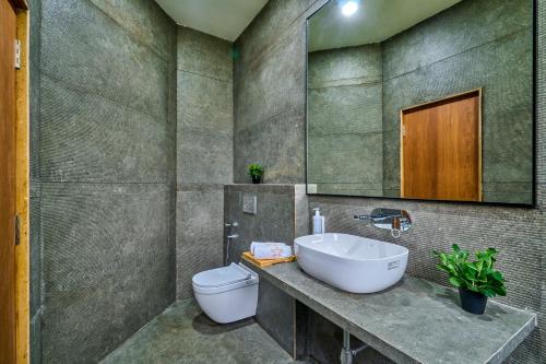 Un baño de SaffronStays Aamelia by the Hills