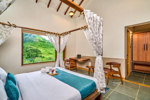 un dormitorio con una cama y una ventana en SaffronStays Aamelia by the Hills, en Trimbak