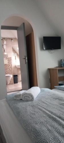Postel nebo postele na pokoji v ubytování Árnyas Panzió Gödöllő
