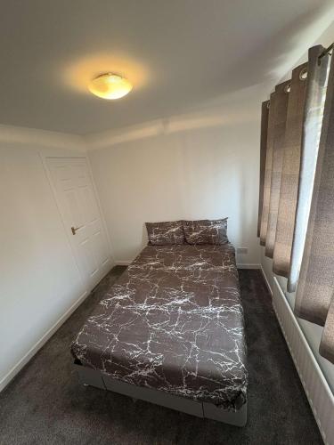 Postel nebo postele na pokoji v ubytování Bespoke home in Kirky