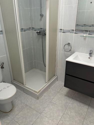 Un baño con ducha, inodoro y lavabo. en TropicanaB11, en Nerja