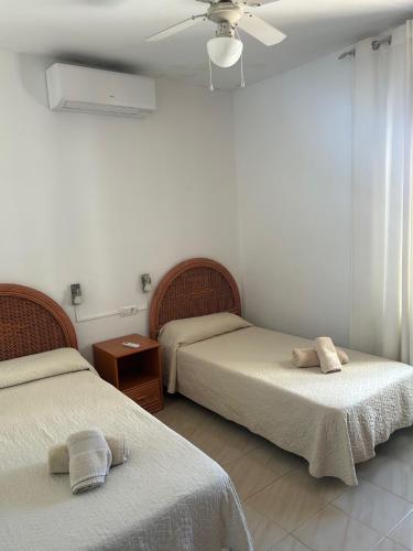 Un dormitorio con dos camas y un techo. en TropicanaB11, en Nerja
