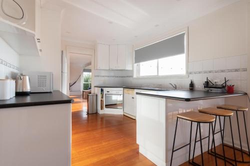 Una cocina o zona de cocina en The Yard - Comfortable Home in Riverside