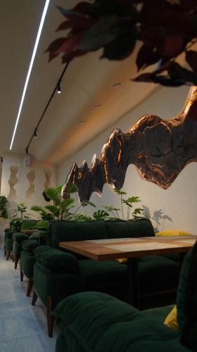 タシュケントにあるHOTEL GLOBUSの緑のソファとテーブルが備わる待合室