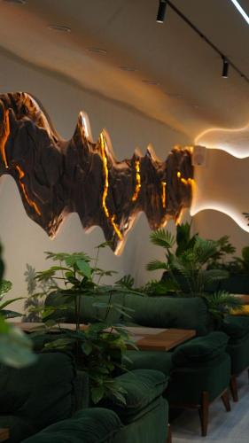 タシュケントにあるHOTEL GLOBUSのリビングルーム(ソファ付)