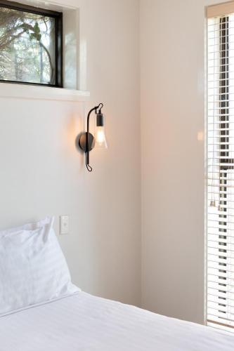 Cama o camas de una habitación en The Yard - Comfortable Home in Riverside