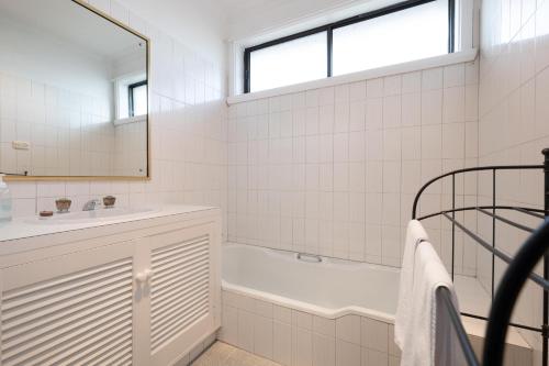 Un baño de The Yard - Comfortable Home in Riverside