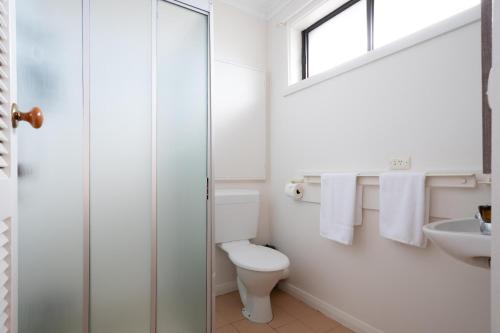 Un baño de The Yard - Comfortable Home in Riverside