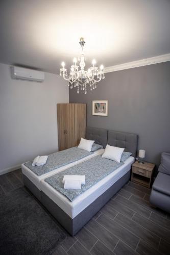 Postel nebo postele na pokoji v ubytování Árnyas Panzió Gödöllő