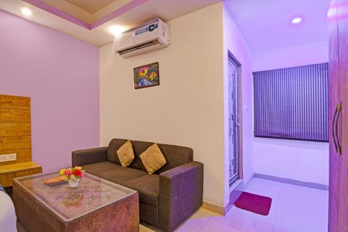 Ruang duduk di FabHotel Rajdhani Residency